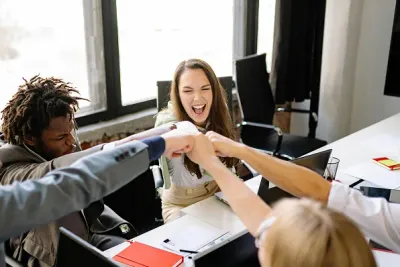 Equipa satisfeita numa reunião.