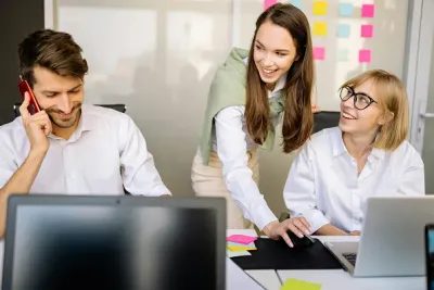 Equipa sorridente no escritório.