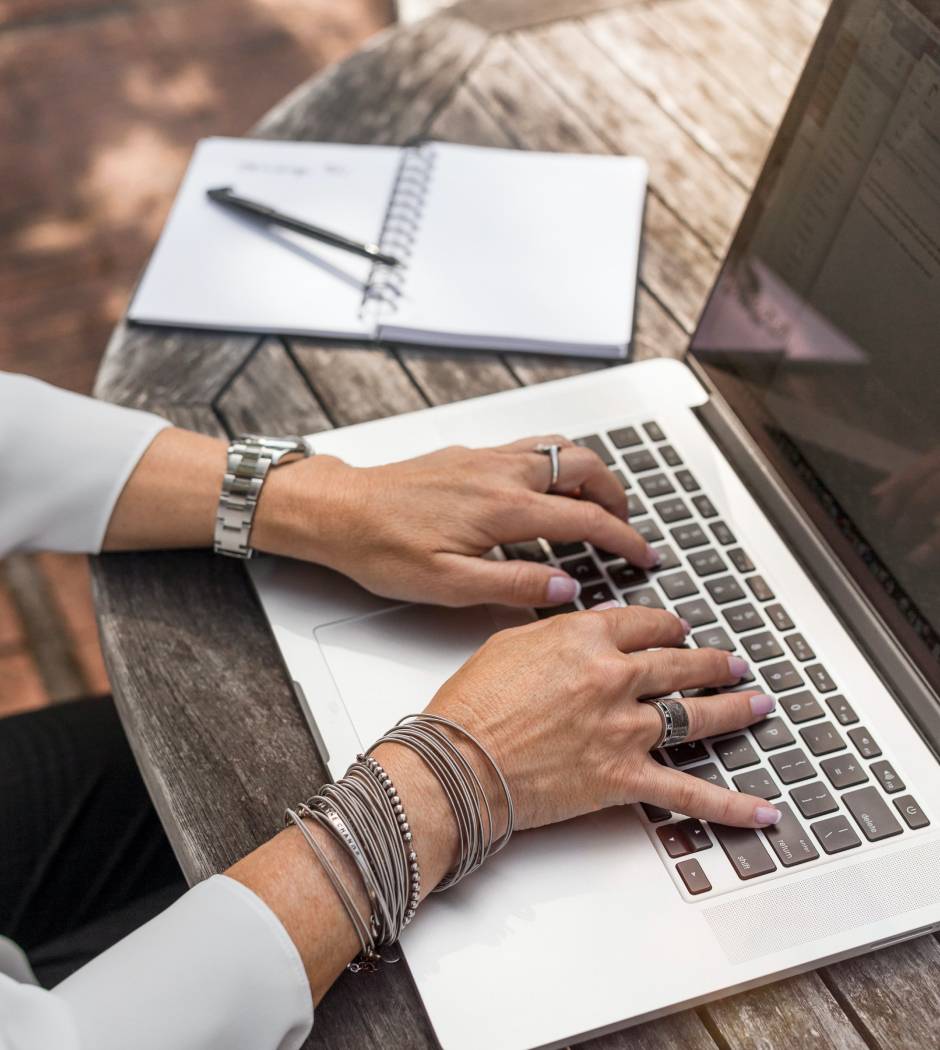 Women typing on a computor